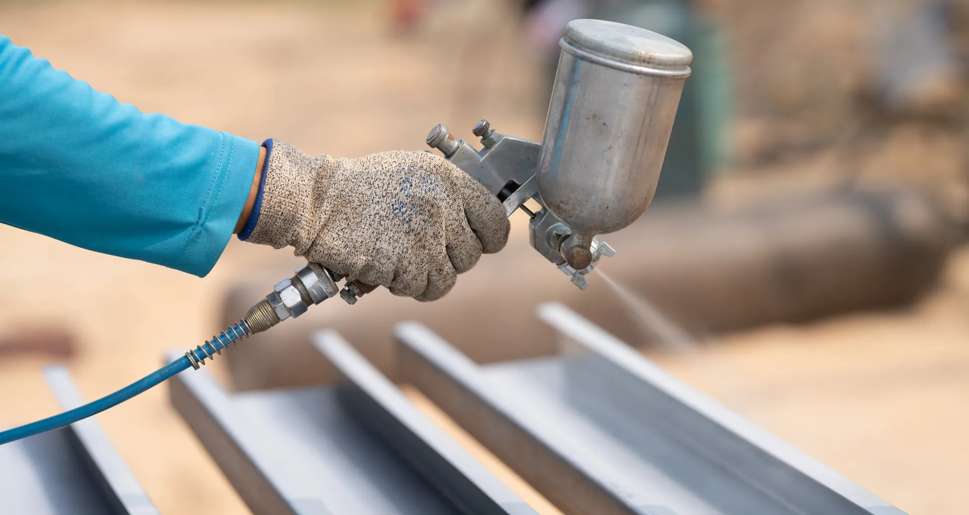 Metal Yüzeylere Çekiçlenmiş Metal Boya Uygulaması: Sahadan Gelen Gerçek Rehber