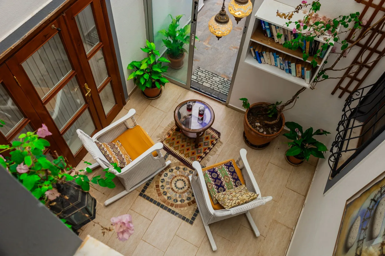 Balkon Dekorasyonunda Çoğu Kişinin Yaptığı Hata: Her Şeyi Satın Almak