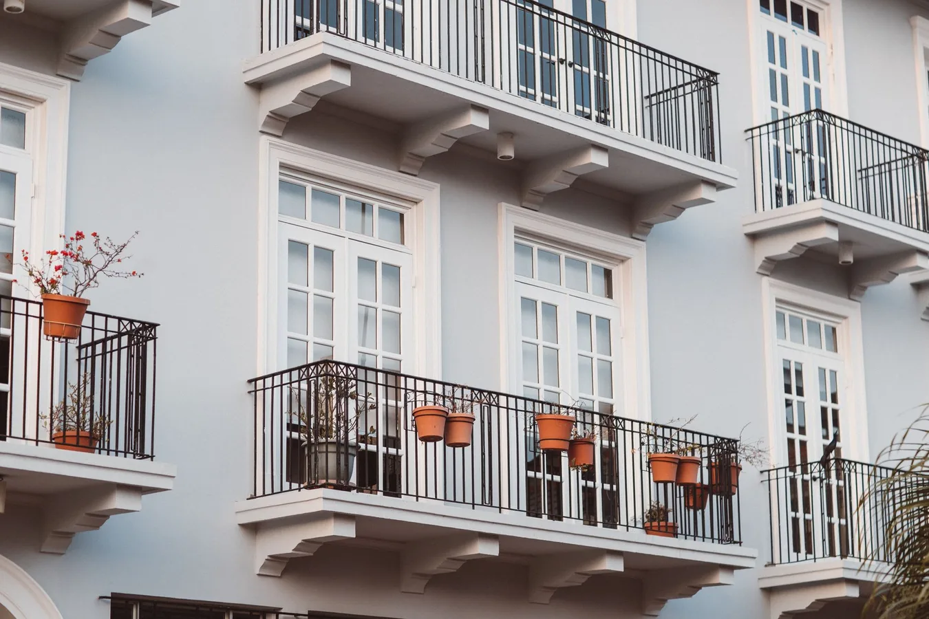 Cam Balkon Yaptırırken Dikkat Edilmesi Gerekenler: Pişman Olmadan Önce Bunları Okuyun