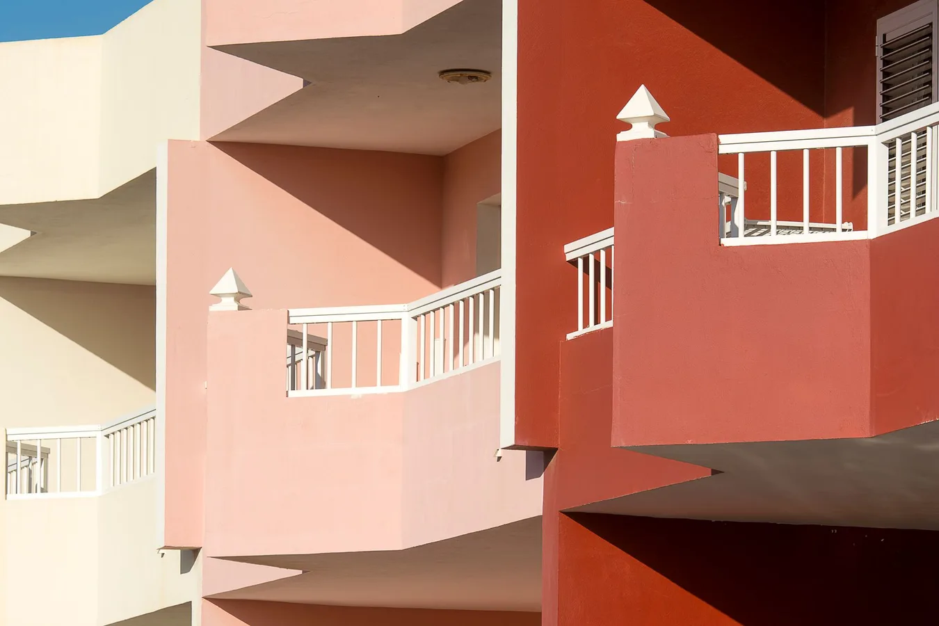 Fransız Balkon Modelleri: Hangisi Sizin Cephenize Yakışır?